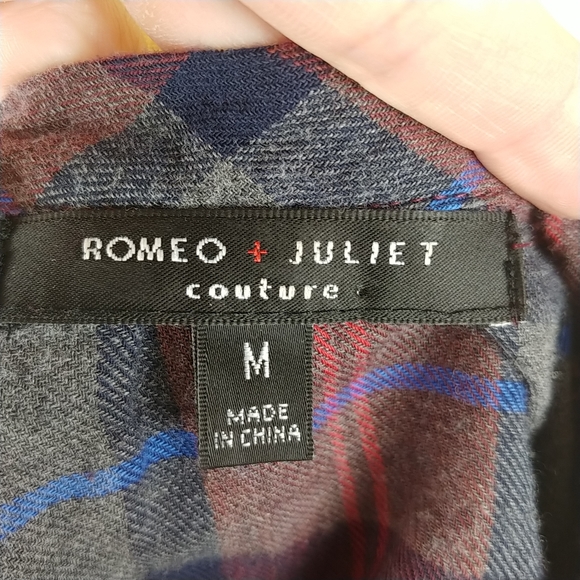 SOLD-Romeo + Juliet Couture Plaid Flannel Top Size M - Picture 4 of 6